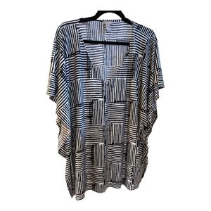 Chico's Geometric B&W V-Neck Flutter-Sleeve Top Size L/XL EUC